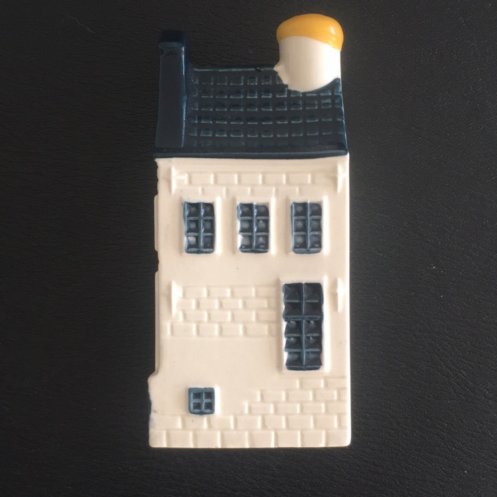 KLM's #9 Blue Delft House Collectible - Picture 6 of 13